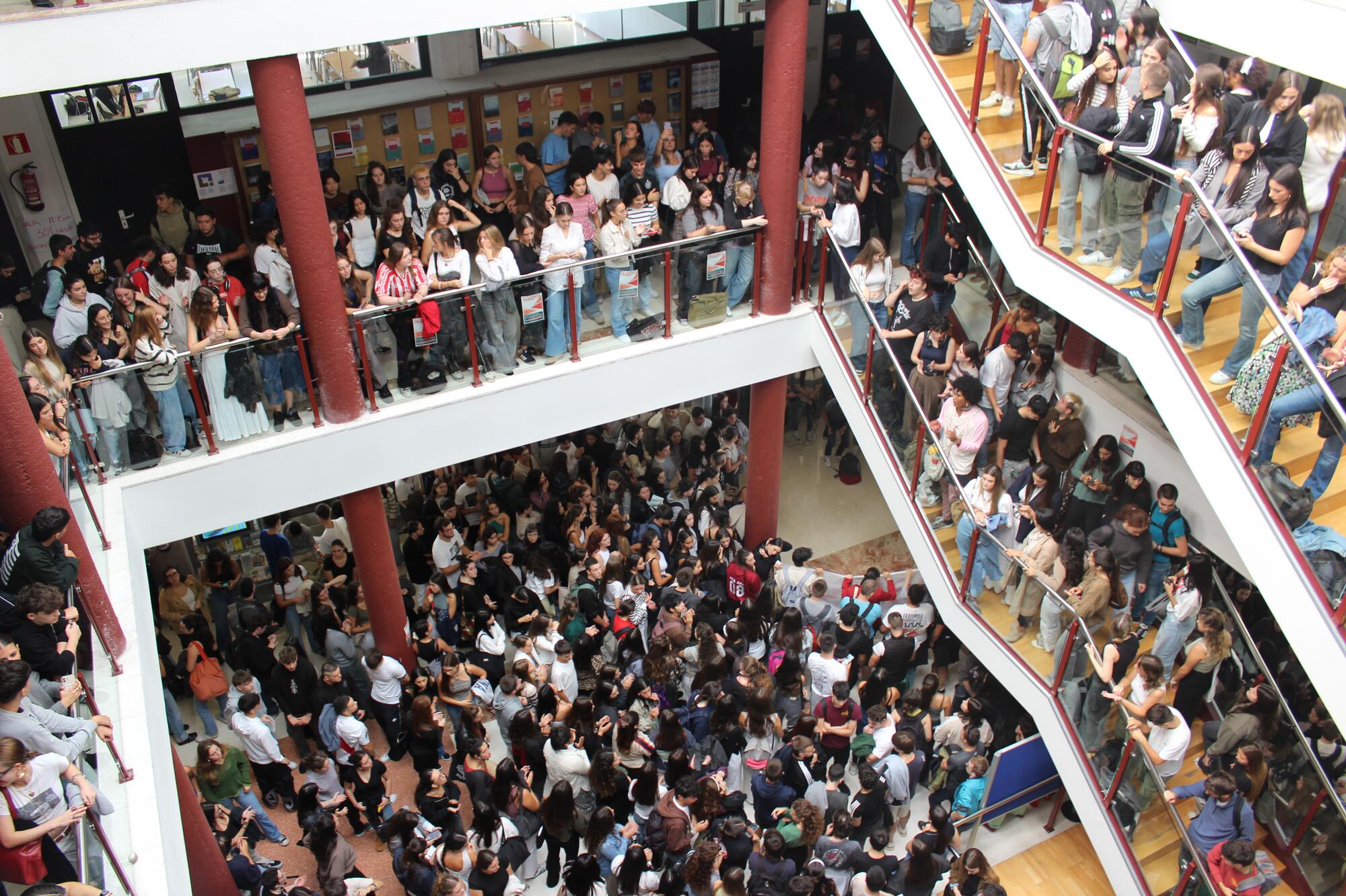 Protesta contra la contratación de un profesor